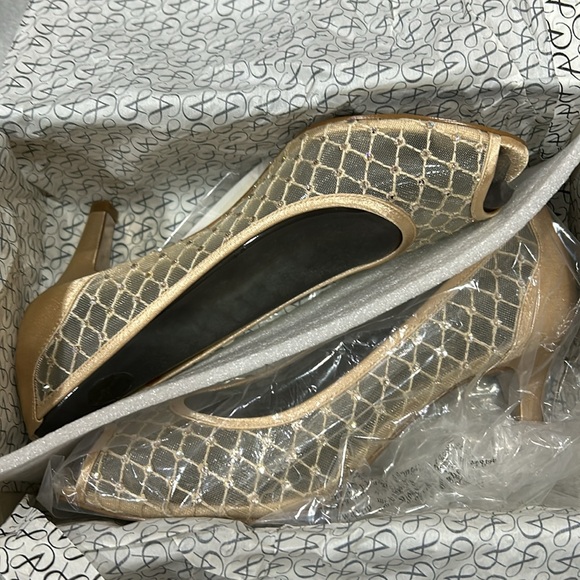 Adrianna Papell  nude mesh shoes size 7m new in box - Picture 5 of 6